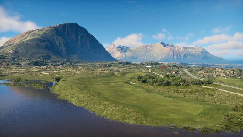 Lofoten Links i TrackMan-simulatoren – fairway med fjeld og sø