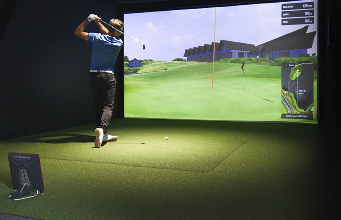 Golfsimulator med TrackMan 4, grøn måtte og skærm