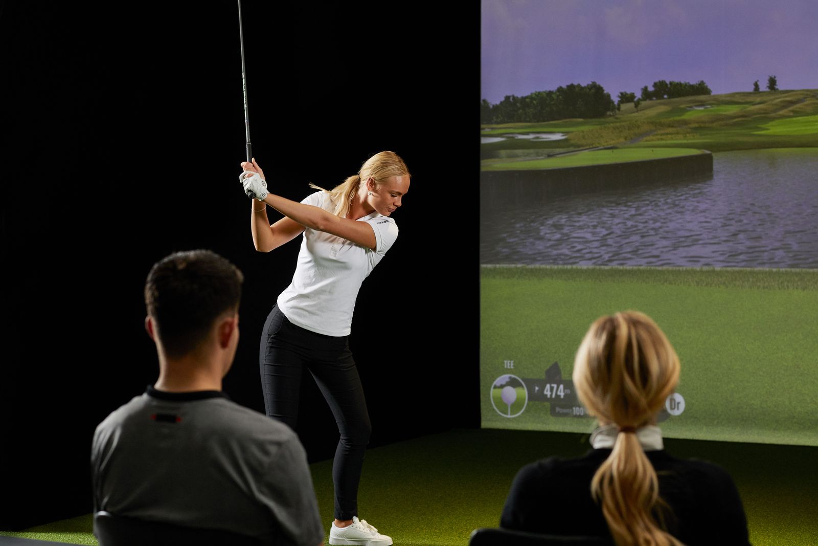 Venner spiller golf i en TrackMan-golfsimulator